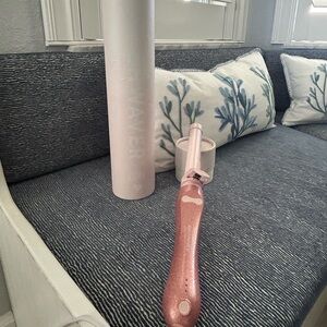 Beachwaver curling wand in sparkle pink